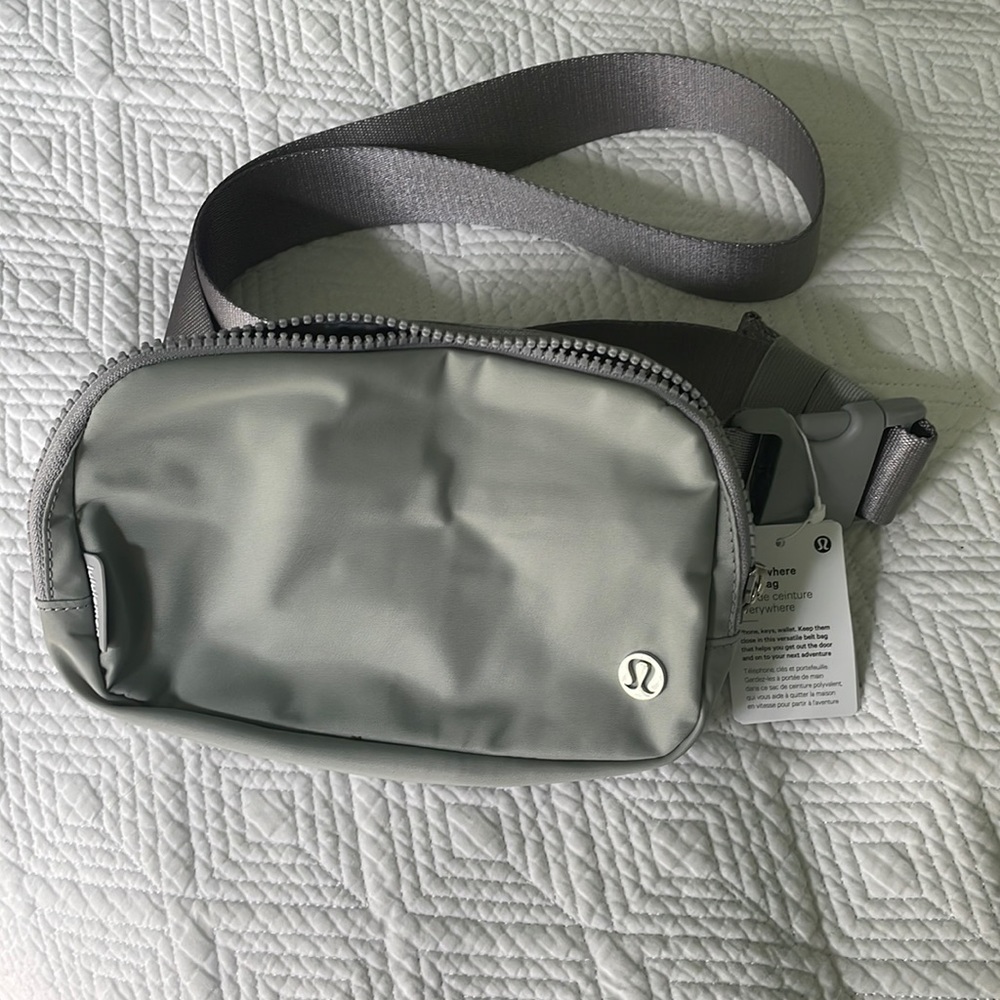 Lululemon everywhere belt bag NWT silver